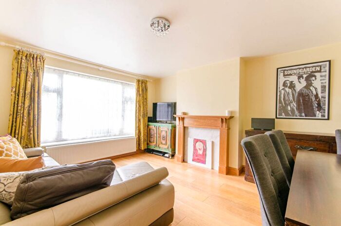 2 Bedroom Flat To Rent In Graywood Court, North Finchley, London, N12