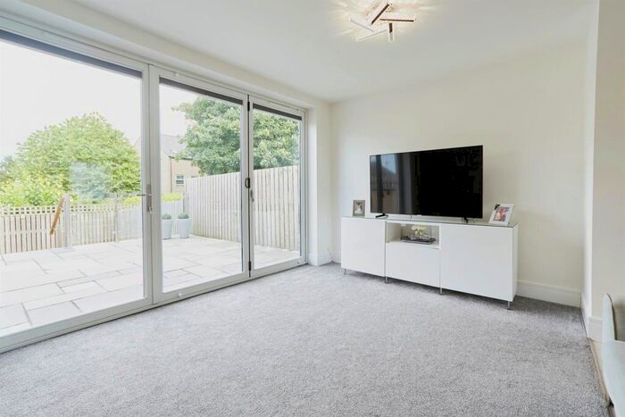 3 Bedroom End Of Terrace House For Sale In Quarry Park, Idle, Bradford, BD10