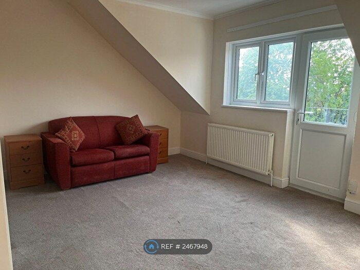 Studio To Rent In London, London, SE24