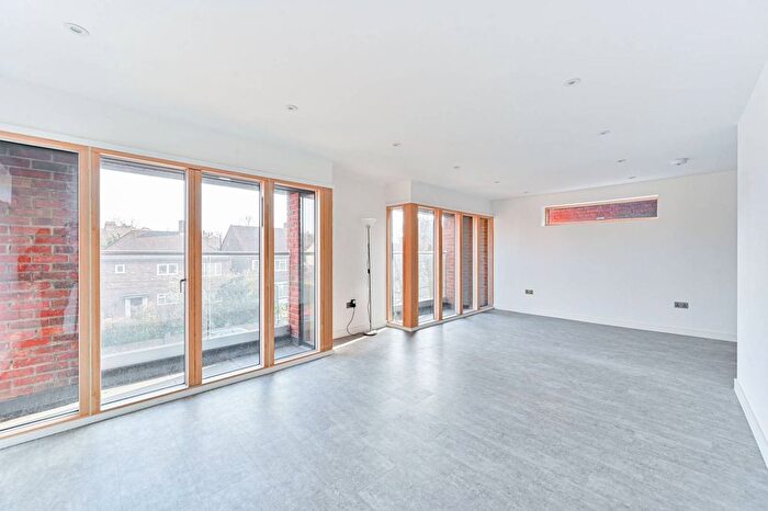 2 Bedroom Flat To Rent In Conyers Road, Streatham, London, SW16