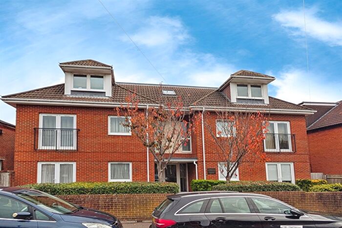 1 Bedroom Flat To Rent In Firgrove Road, SO15