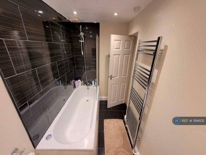 2 Bedroom Flat To Rent In Meanwood Road, Leeds, LS6