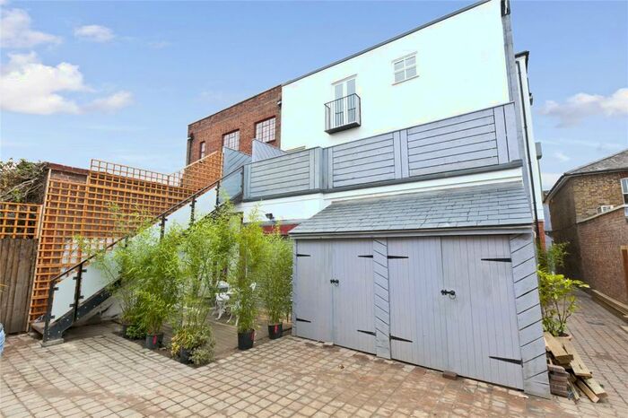 1 Bedroom Flat To Rent In Queens Road, Weybridge, Surrey, KT13