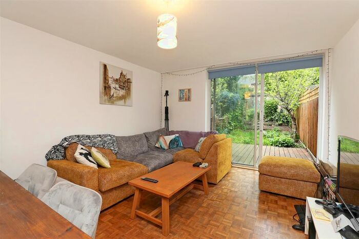 2 Bedroom Town House To Rent In Cherrywood Drive, London, SW15