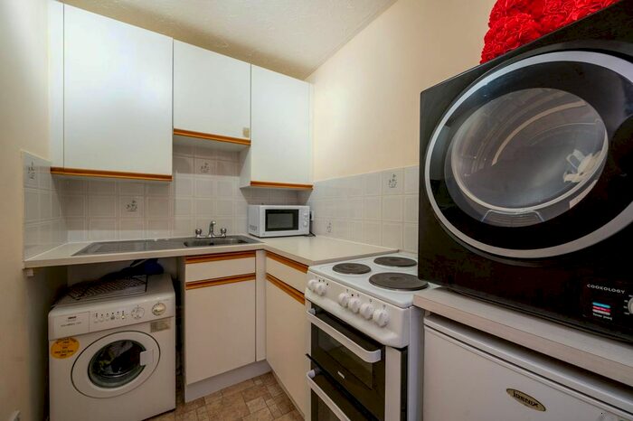 Studio To Rent In Tintagel Way, Woking GU22