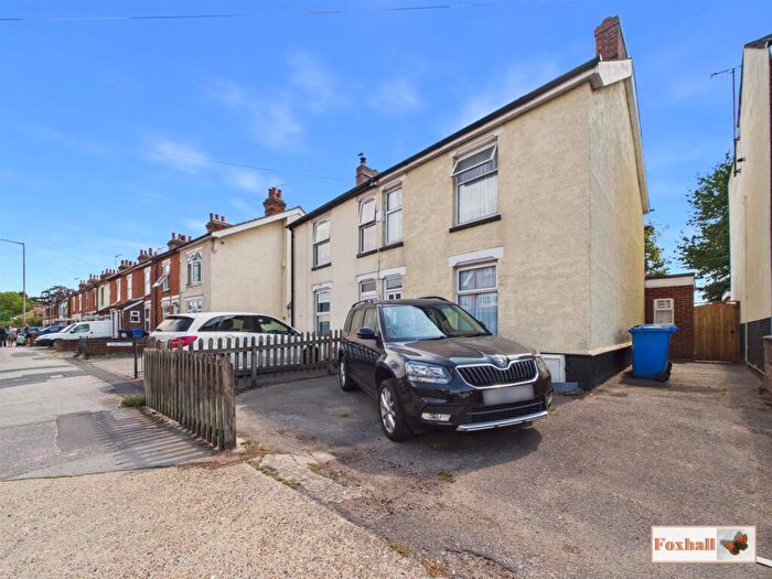 3 Bedroom Semi-Detached House For Sale In Foxhall Road, Ipswich, IP3