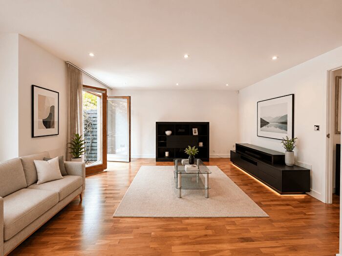 2 Bedroom Flat To Rent In Plaistow Lane, Bromley, BR1
