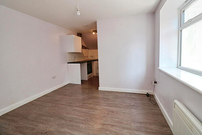 1 Bedroom Apartment To Rent In Station Road, Westcliff-on-Sea, SS0