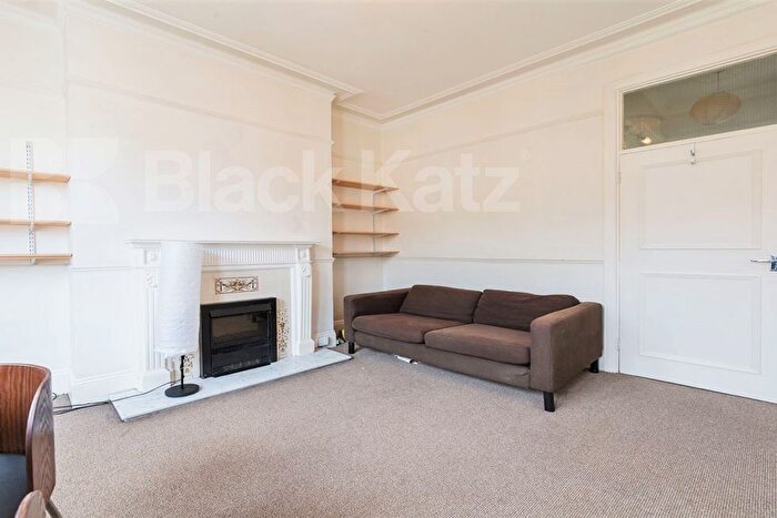 2 Bedroom Flat To Rent In Lime Grove, Shepherds Bush, W12
