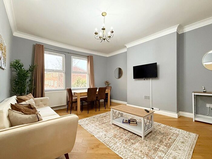 3 Bedroom Flat To Rent In Cyprus Road, London, N3