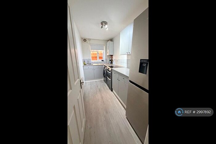 1 Bedroom Flat To Rent In Lenbee House, Chatham, ME5