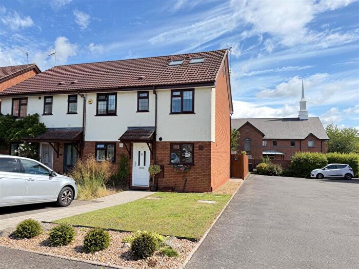 3 Bedroom End Of Terrace House For Sale In Wavytree Close, Warwick, CV34
