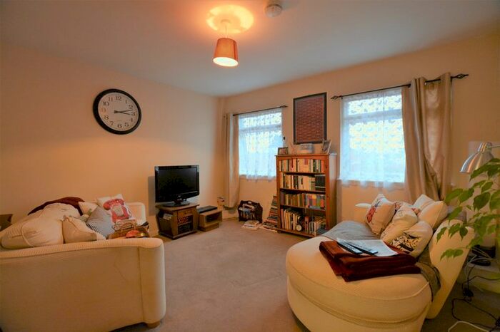 1 Bedroom Flat To Rent In High Street, Burnham, Slough, SL1