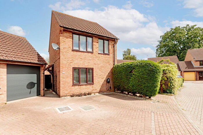 3 Bedroom Detached House For Sale In Maulden Gardens, Giffard Park, Milton Keynes, MK14