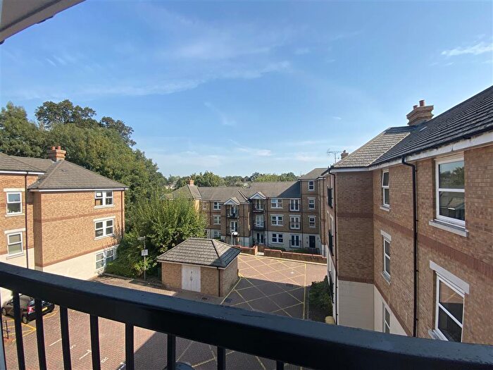 2 Bedroom Apartment To Rent In Adrian Close, Hemel Hempstead, HP1