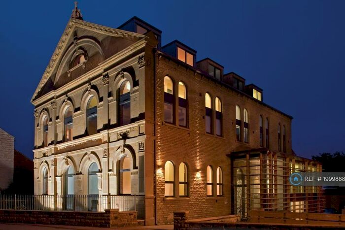 2 Bedroom Flat To Rent In Commercial Street, Leeds, LS27