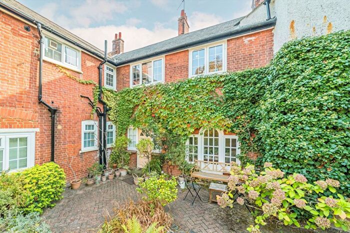 1 Bedroom Flat For Sale In Hook Road, Surbiton, KT6