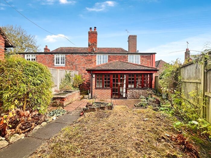 3 Bedroom Semi-Detached House For Sale In The Street, Hothfield, TN26 - Photo 2