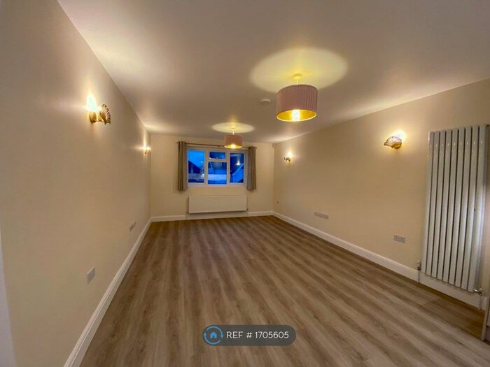 4 Bedroom Maisonette To Rent In Wimborne Avenue, Hayes, UB4