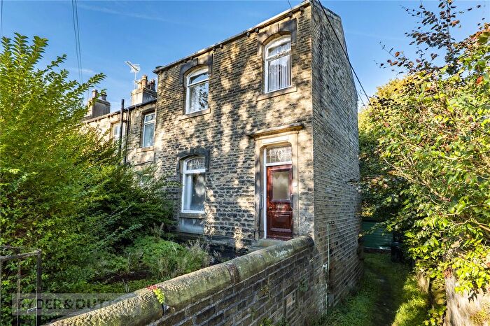 3 Bedroom End Terrace House For Sale In Wood Close Bottom, Linthwaite, Huddersfield, West Yorkshire, HD7