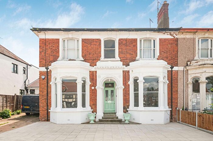 2 Bedroom Flat For Sale In Nether Street, London, N12