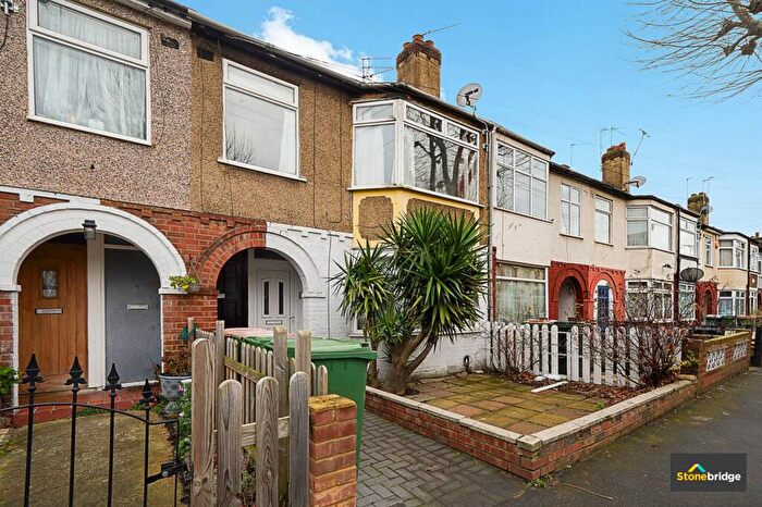 2 Bedroom Flat For Sale In Landseer Avenue, London, E12