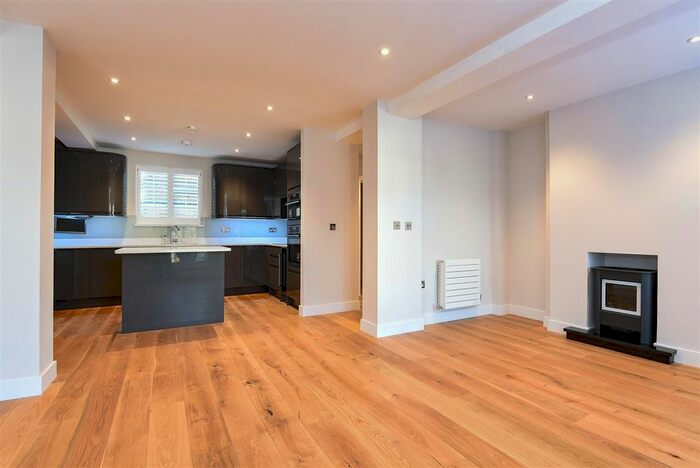 3 Bedroom Flat To Rent In Upper Richmond Road West, East Sheen, SW14