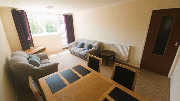 2 Bedroom Flat To Rent In Bourne Pines, - Christchurch Road, Bournemouth, BH1