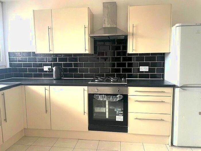 3 Bedroom Flat To Rent In St. Stephens Road, London, E3