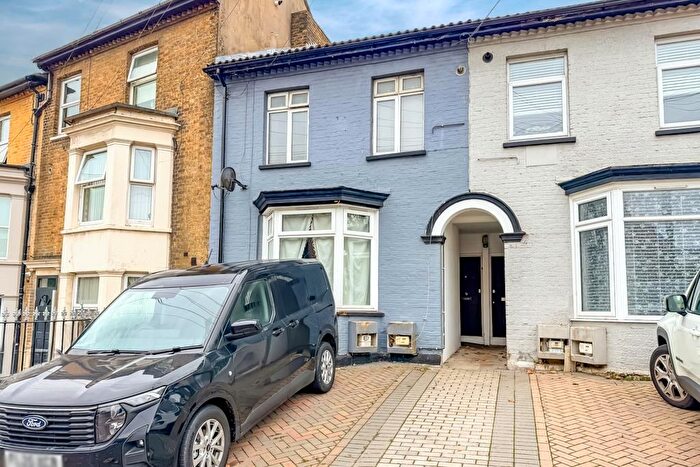 2 Bedroom Flat For Sale In Southchurch Avenue, Southend-On-Sea, SS1
