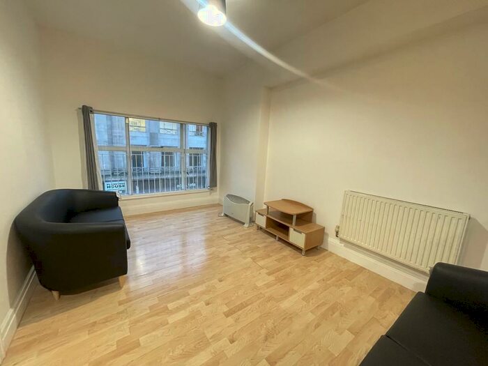 3 Bedroom Apartment To Rent In Regents Court, Oldham Street, M1