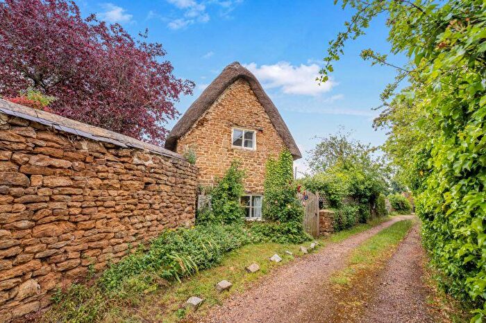 1 Bedroom Detached House For Sale In West Street, Shutford, OX15