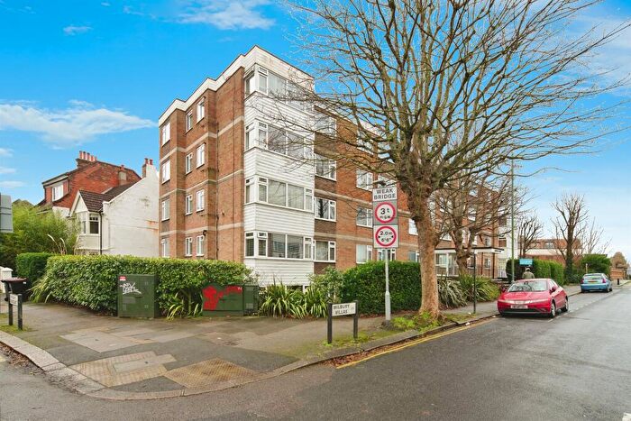 2 Bedroom Apartment For Sale In Wilbury Crescent, Hove, BN3