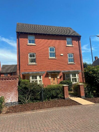 Town House To Rent In Main Street, Hilton, DE65