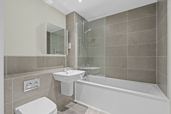 3 Bedroom Apartment To Rent In Weavers Yard, Newbury Newbury, RG14