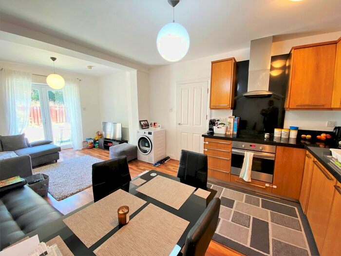 2 Bedroom Maisonette To Rent In Ecclesbourne Gardens, Palmers Green, N13