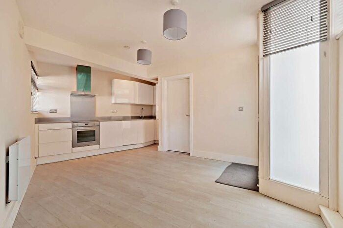 1 Bedroom Flat To Rent In Church Street, Rickmansworth, WD3