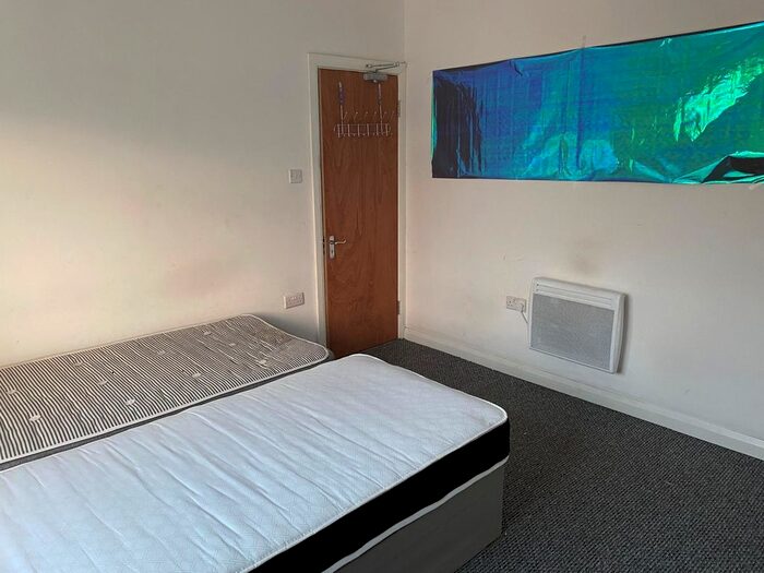 2 Bedroom Flat To Rent In Beavers Lane, Hounslow, TW4