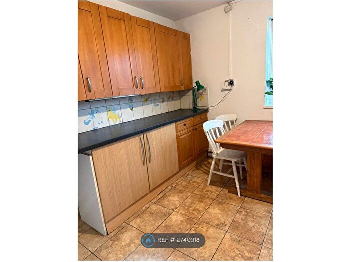 3 Bedroom Flat To Rent In Gordon Grove, London, SE5