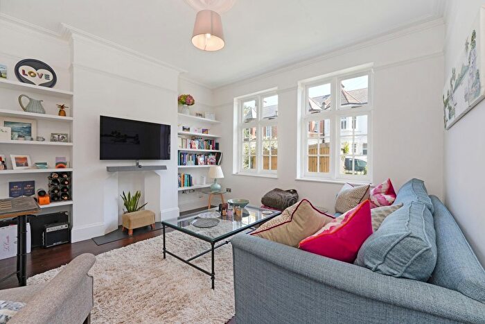 3 Bedroom Flat To Rent In Littlebury Road, London, SW4