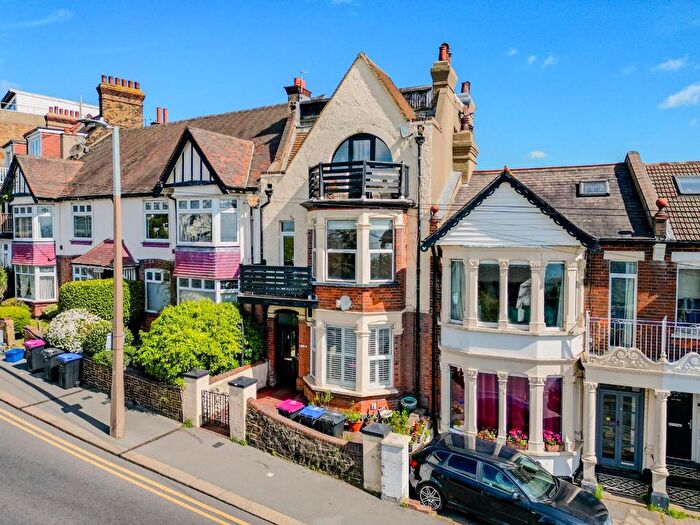 3 Bedroom Flat For Sale In Cliff Gardens, Leigh-On-Sea, SS9