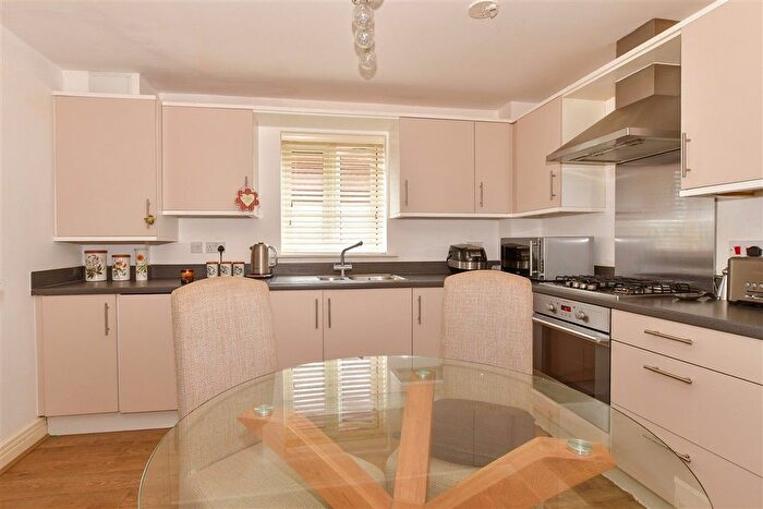 2 Bedroom Flat For Sale In Gudgeon Crescent, Hoo, Rochester, Kent, ME3