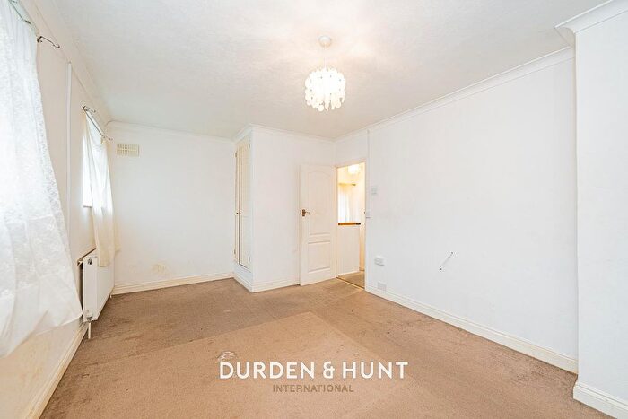 2 Bedroom End Of Terrace House For Sale In Goldingham Avenue, Loughton, IG10