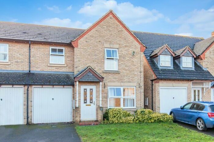 3 Bedroom Link Detached House To Rent In Reedmace Road, Bicester, OX26