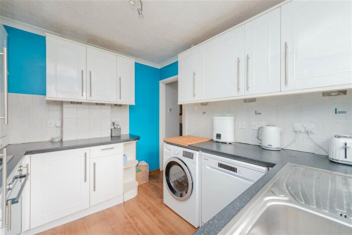 2 Bedroom Maisonette For Sale In Avon Close, Gravesend, Kent, DA12