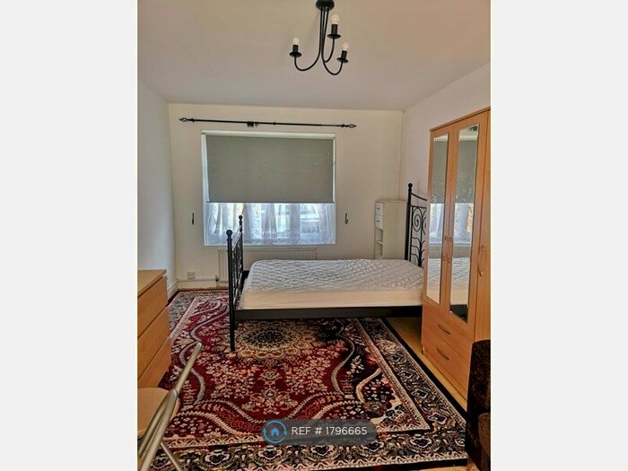 Studio To Rent In Ground Floor-Right, Hounslow, TW4