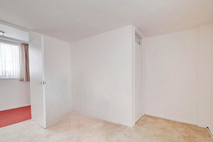 2 Bedroom Flat For Sale In East Street, Southend-On-Sea, SS2