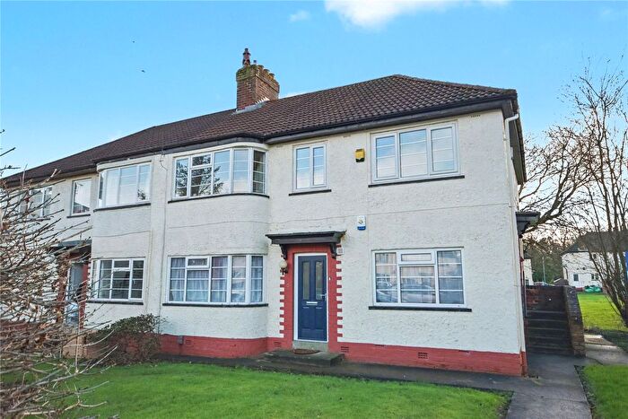 2 Bedroom Flat For Sale In Redesdale Gardens, Leeds, West Yorkshire, LS16