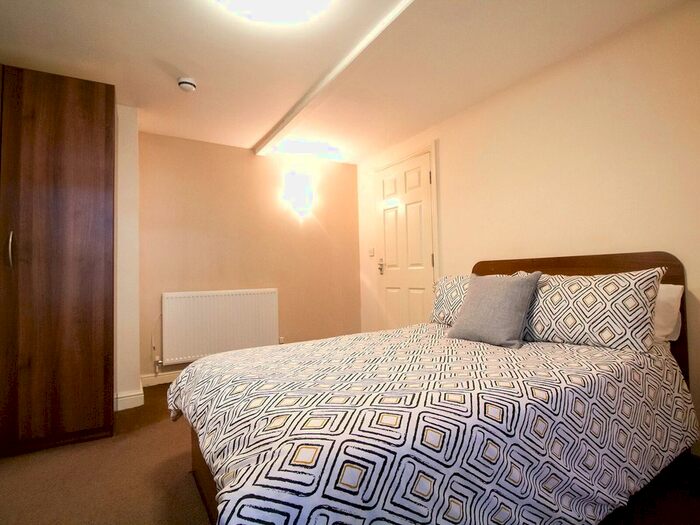 Studio To Rent In Apt, Springfield Mount #, LS2