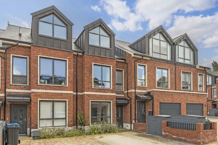 3 Bedroom Property To Rent In Harlow Gardens, Kingston Upon Thames, KT1